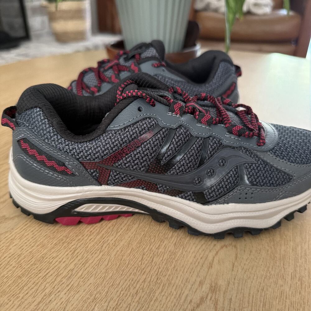 Saucony Grid Escape TR 5 Womens 6.5 Wide Charcoal Cherry S15436-20 NWT